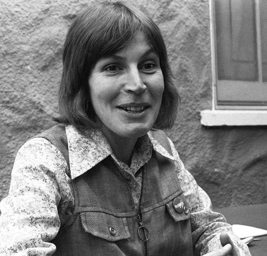 FILE - In this Oct. 27, 1977, file photo, Ms. Helen Reddy, composer-singer of what has become a marching song for Women&#039;s lib, tells of mail she gets from housewives, who say the best-selling record -- &quot;I Am Woman&quot;--bucks them up. Reddy, the Australian-born singer who scored an enduring hit with her feminist anthem &quot;I Am Woman,&quot; has died at 78 in Los Angeles. Reddy&#039;s children announced their mother&#039;s death Tuesday evening, Sept.