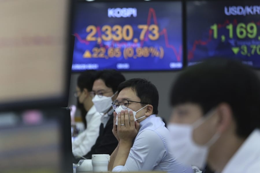 A currency trader watches monitors at the foreign exchange dealing room of the KEB Hana Bank headquarters in Seoul, South Korea, Tuesday, Sept. 29, 2020. Asian stocks were mixed Tuesday after Wall Street recovered some of this month&#039;s losses as investors looked ahead to a debate between President Donald Trump and his challenger in the November election, former Vice President Joe Biden.
