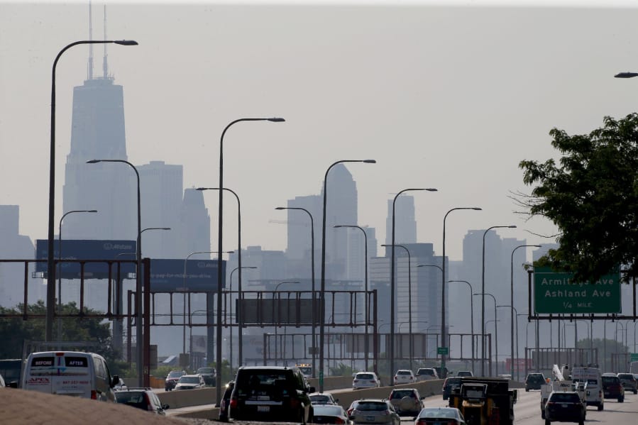 Un dOa contaminado en Chicago con el perfil arquitectOnico de fondo.