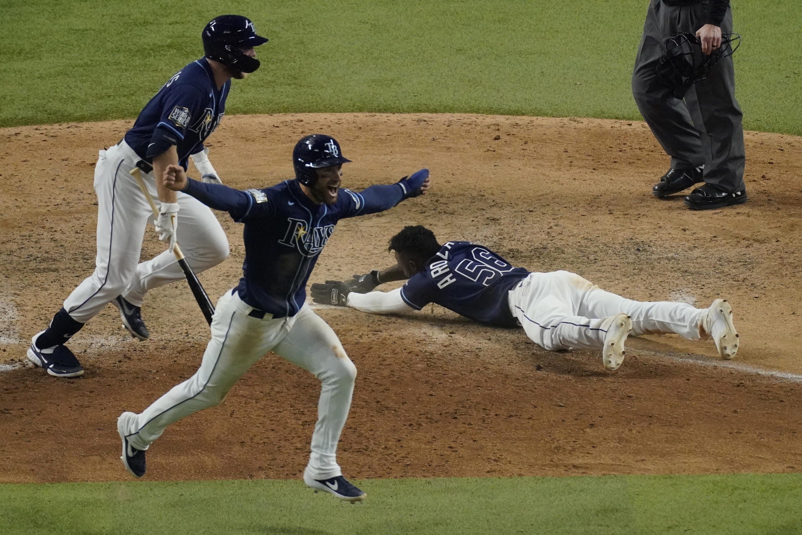 Stumbling stunner! Rays shock Dodgers in 9th, tie Series 2-2 - The Columbian