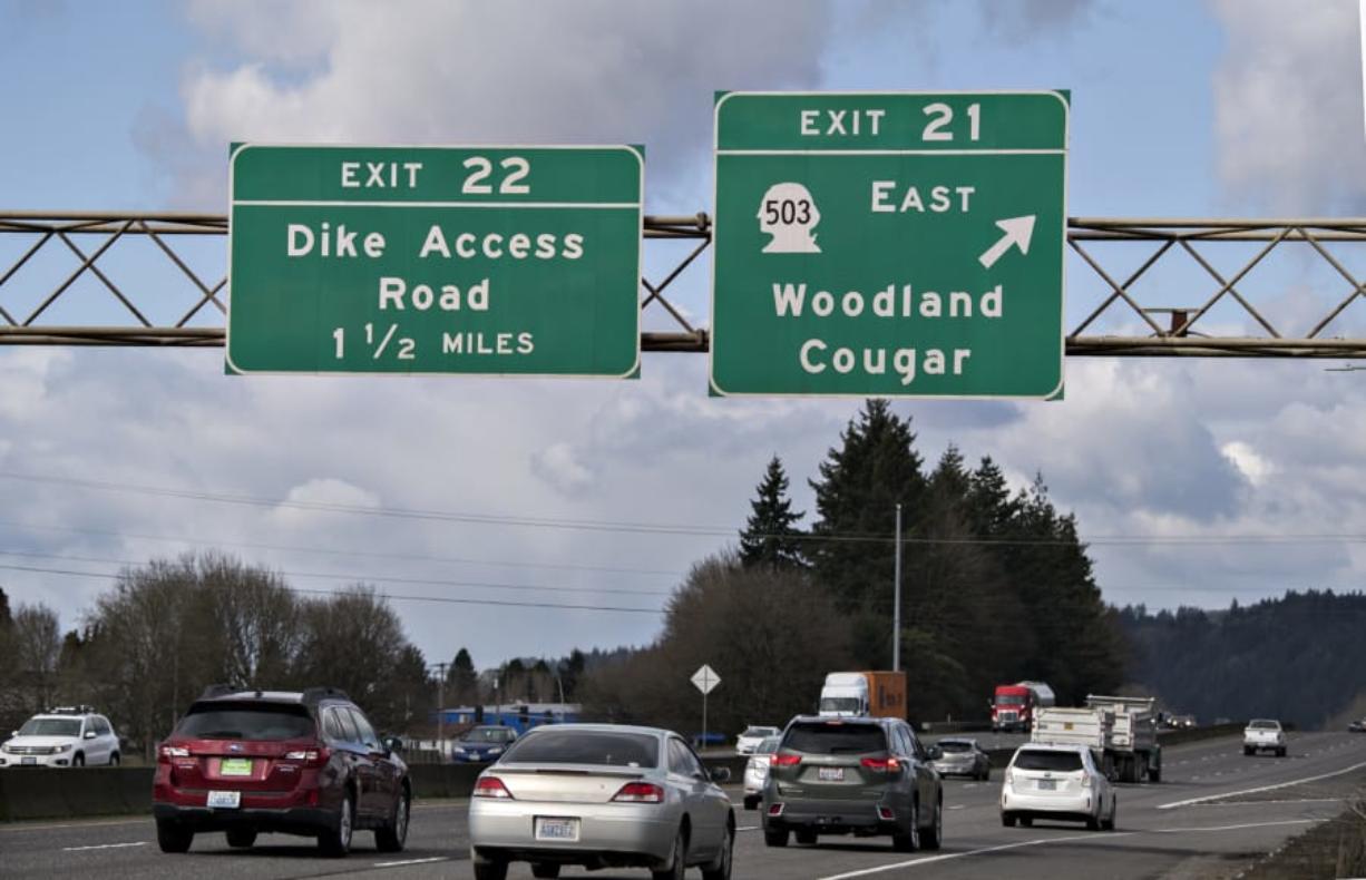 Traffic on Interstate 5 approaches Exit 21 to Woodland, Cougar and state Highway 503.
