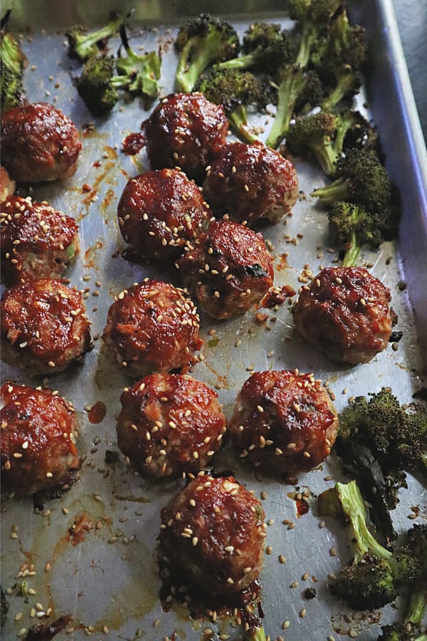 A sheetpan dinner of meatballs and broccoli comes together in short time, with no mess.