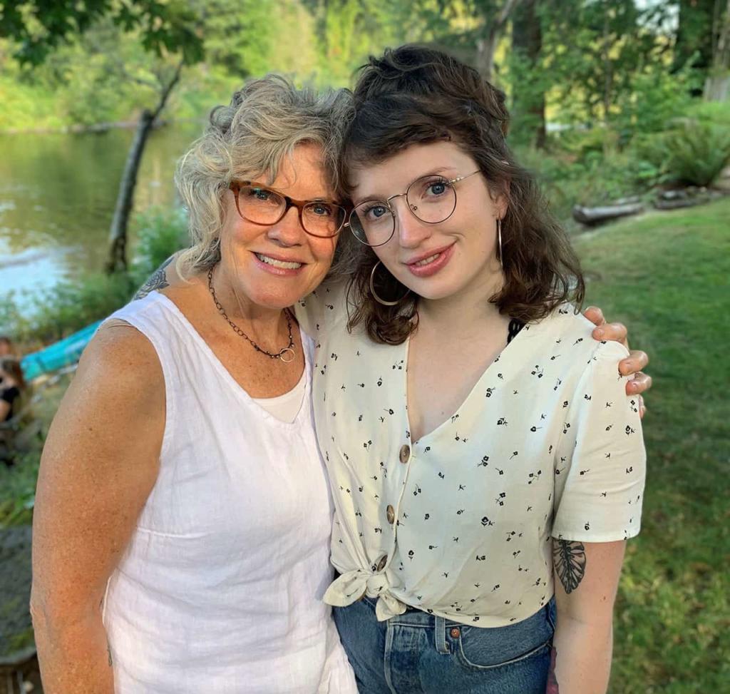 Contributions from
donors helped domestic
violence advocates
Margo Priebe (left) and
Madeline Thompson
successfully transition
their advocacy for
survivors from face to
face to remote.