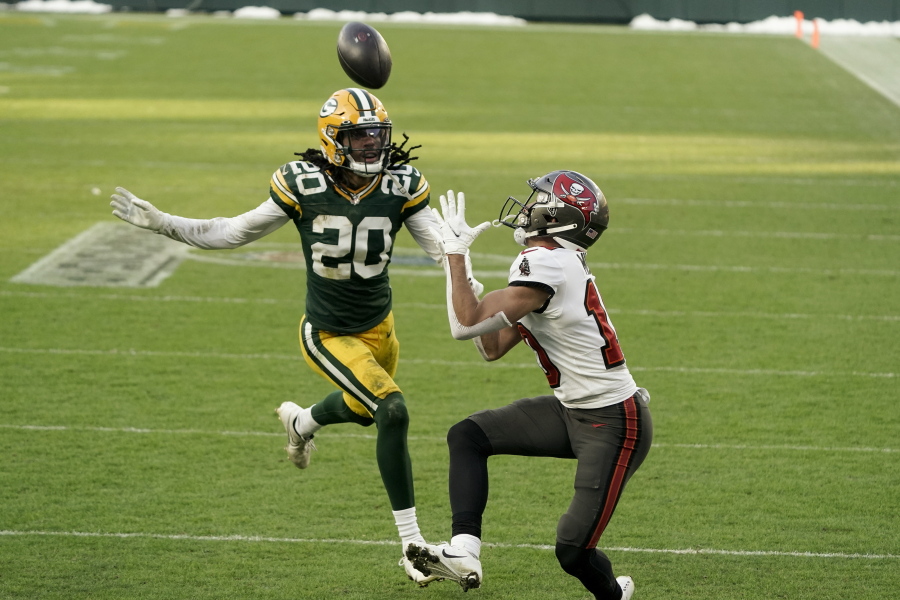 Tampa Bay Buccaneers&#039; Scott Miller catches a 39-yard touchdown pass against Green Bay Packers&#039; Kevin King during the first half of the NFC championship NFL football game in Green Bay, Wis., Sunday, Jan. 24, 2021.