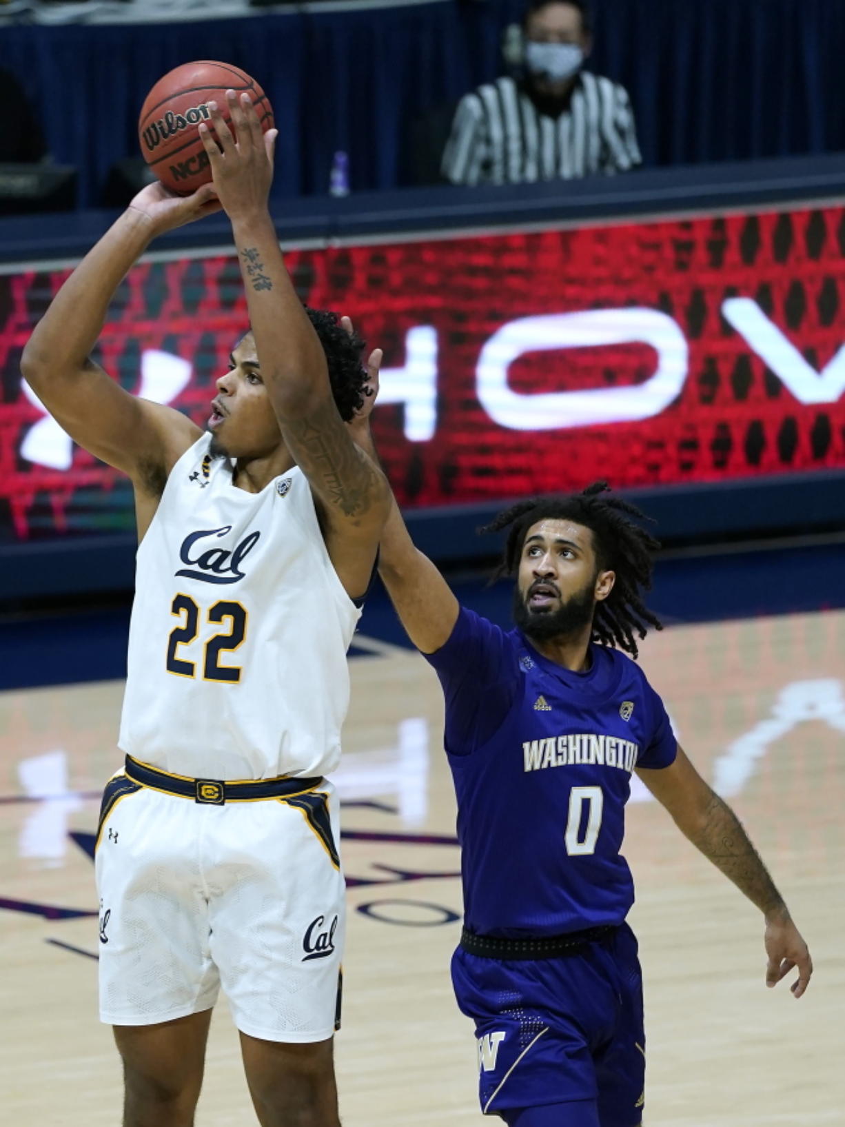 California forward Andre Kelly (22) takes a shot in front of Washington guard Marcus Tsohonis (0) during the first half of an NCAA college basketball game, Saturday, Jan. 9, 2021, in Berkeley, Calif.