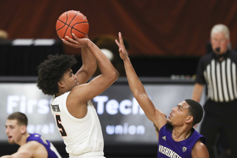 Oregon State&#039;s Ethan Thompson (5) shoots over Washington&#039;s Quade Green, front right, during the first half of an NCAA college basketball game in Corvallis, Ore., Thursday, Feb. 4, 2021.