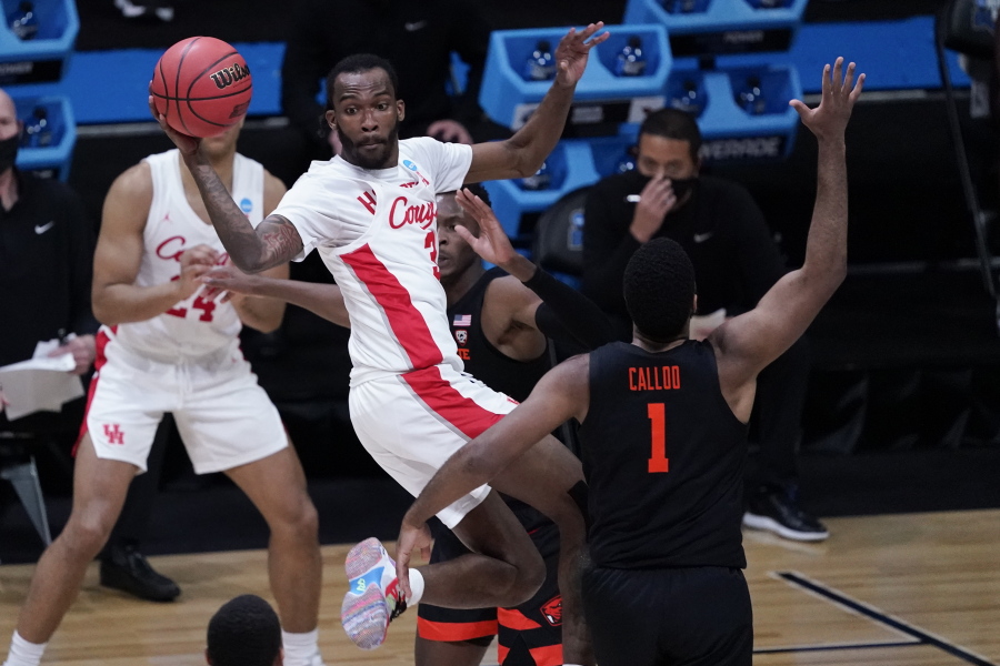 Houston guard DeJon Jarreau (3) passes over Oregon State forward Maurice Calloo (1) during the first half of an Elite 8 game in the NCAA men&#039;s college basketball tournament at Lucas Oil Stadium, Monday, March 29, 2021, in Indianapolis.