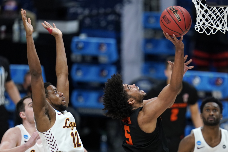 Oregon State guard Ethan Thompson (5) drives to the basket ahead of Loyola Chicago guard Marquise Kennedy (12) during the second half of a Sweet 16 game in the NCAA men&#039;s college basketball tournament at Bankers Life Fieldhouse, Saturday, March 27, 2021, in Indianapolis.