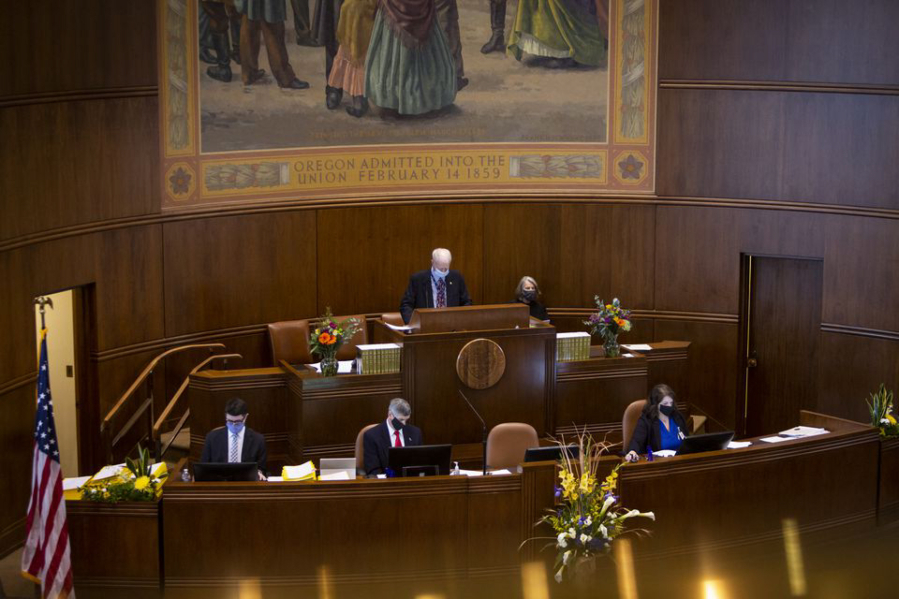 Oregon State Sen. Peter Courtney presides over the swearing in of the 81st??