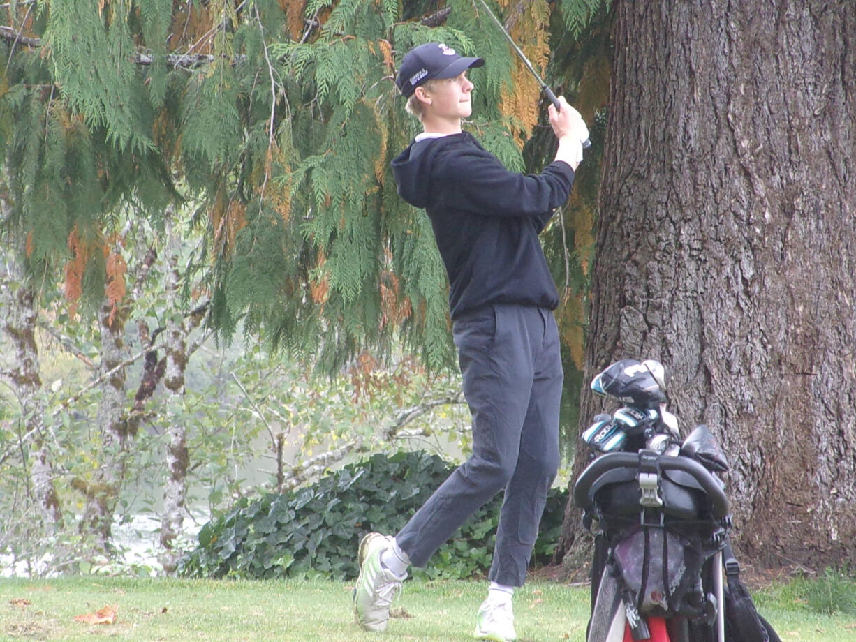 Camas' Eli Huntington hits his tee shot on No. 17 at Lewis River during the 4A district golf tournament on Tuesday, Oct.