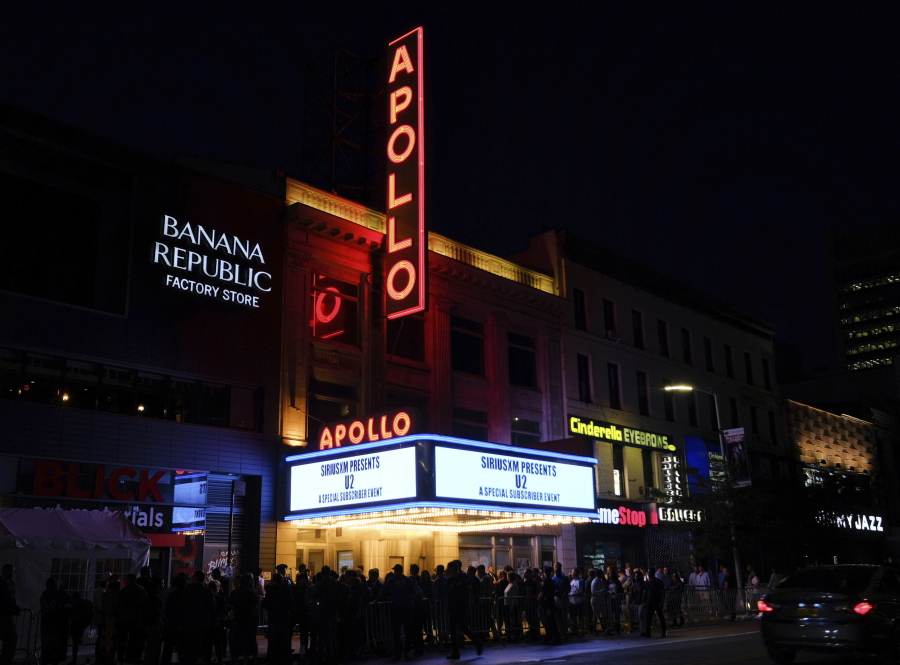 People line up at the Apollo Theater in New York  in 2018.