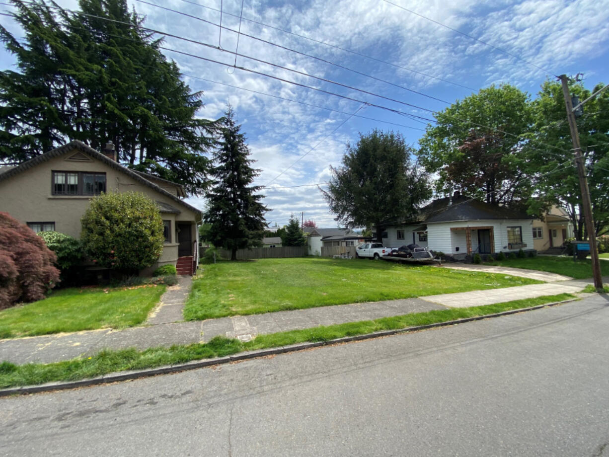 A vacant 50-by-100-foot lot owned by the city of Camas on Northeast Fifth Avenue between Northeast Franklin and Northeast Garfield streets is poised to become a community garden next year.