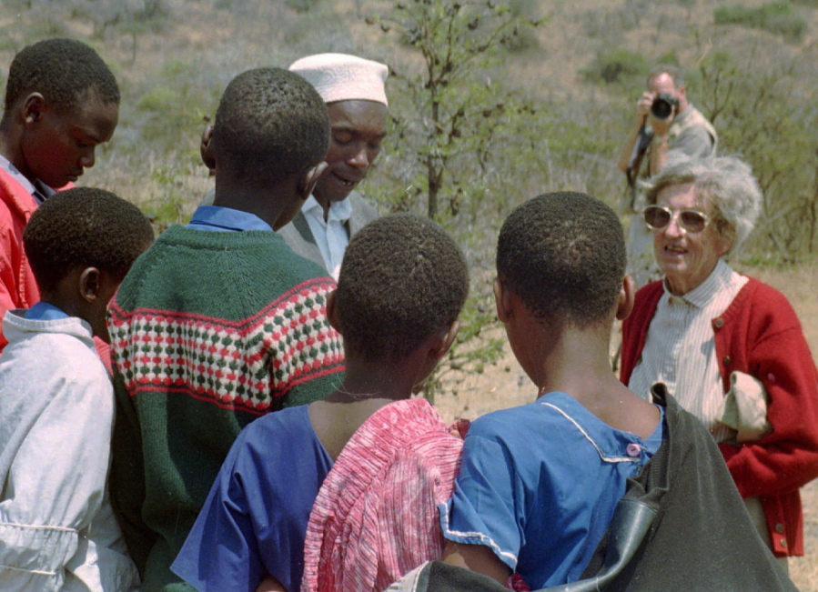 Archaeologist Mary Leakey speaks to Masai schoolchildren on Aug. 16, 1996, at Laetoli, northern Tanzania at the site of 3.6-million-year-old hominid footprints she identified 20 years before.