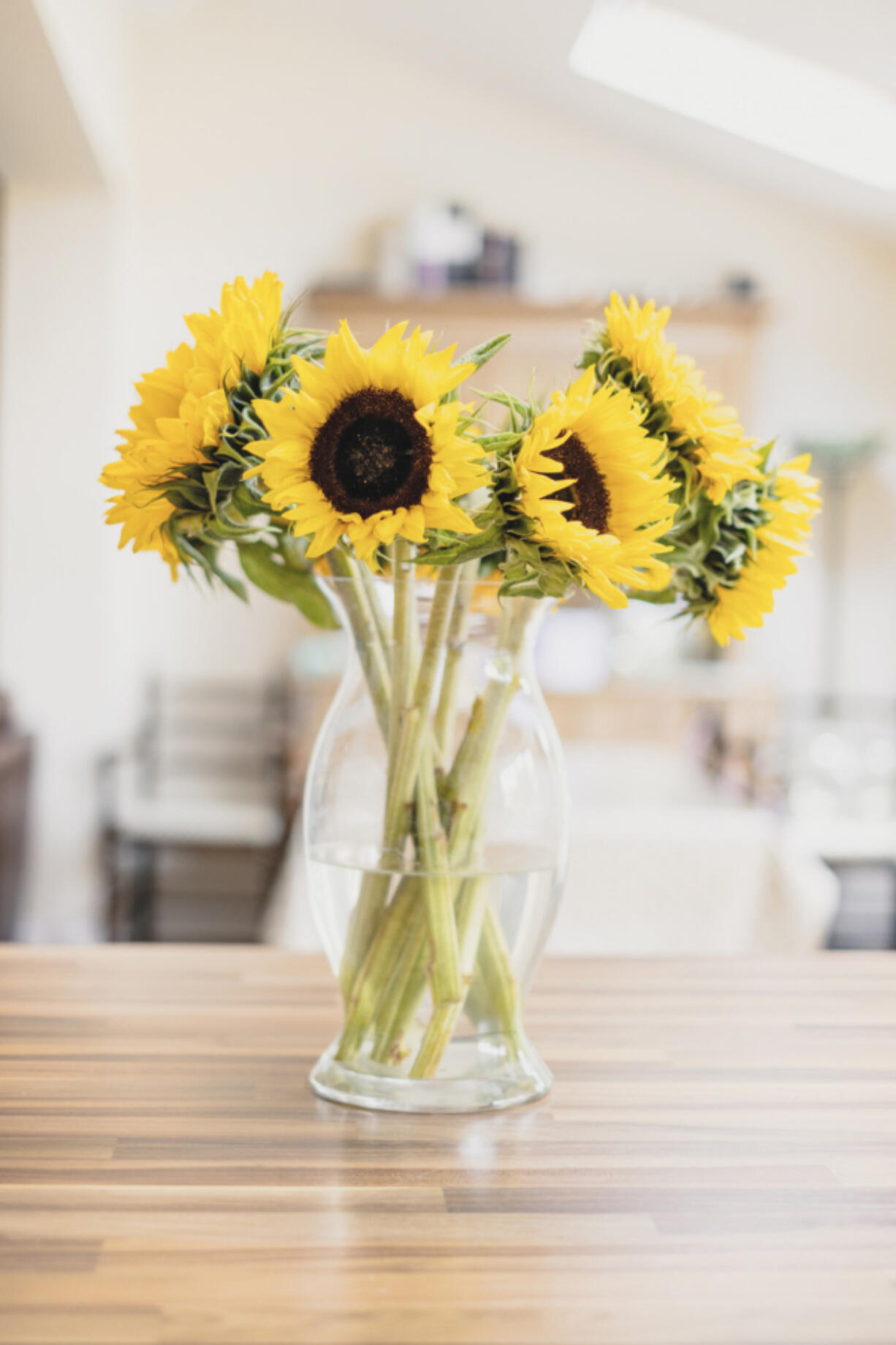 Make your new year bright by resolving to display fresh flowers.
