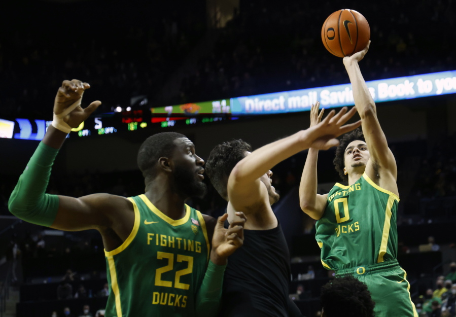 Oregon guard Will Richardson (0) shoot against Oregon State in the first half of an NCAA college basketball game in Eugene, Ore., Saturday, Jan. 29, 2022.