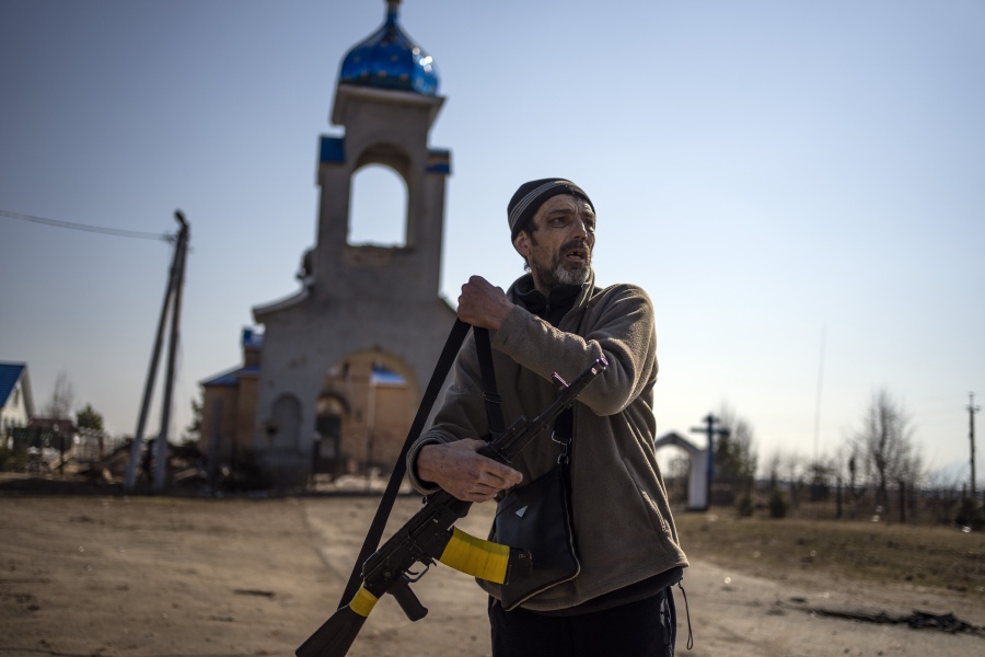 A member of the Ukraine territorial defense unit prepares to go to the front line in Yasnogorodk, on the outskirts of Kyiv, Ukraine, Friday, March 25, 2022.