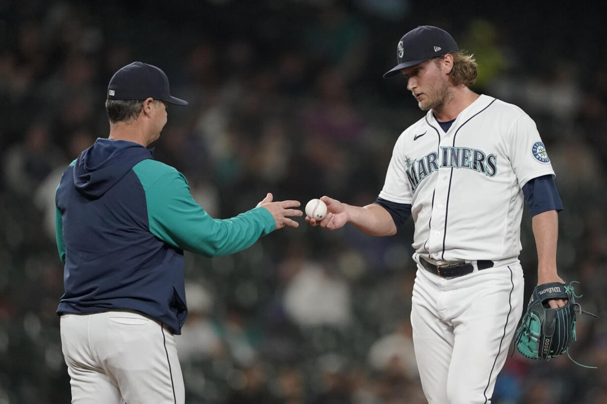 Seattle Mariners pitcher Drew Steckenrider is pulled by manager Scott Servais, left, during the sixth inning of the team's baseball game against the Oakland Athletics, Tuesday, May 24, 2022, in Seattle. (AP Photo/Ted S.