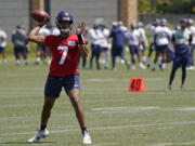 Seattle Seahawks quarterback Geno Smith (7) passes during NFL football practice, Tuesday, May 31, 2022, in Renton, Wash. (AP Photo/Ted S.