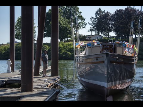 Family boat Corahleen returns to water after restoration video