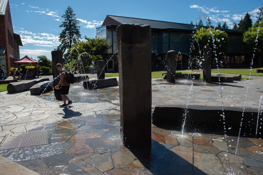 Amid 80 degree heat on Monday, Washington State University had its signature fountain at the heart of campus turned on to welcome students back to classes.