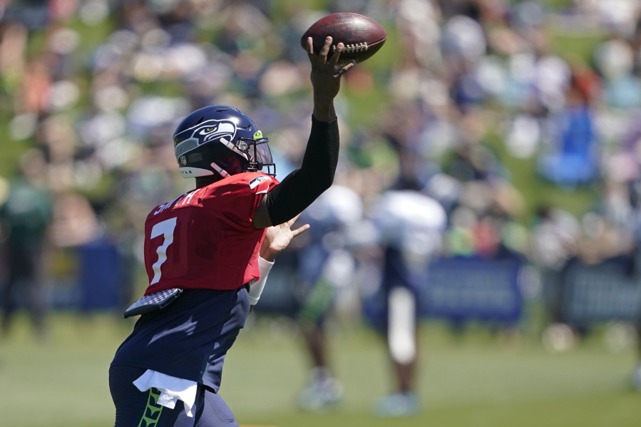 Seattle Seahawks quarterback Geno Smith passes during NFL football practice Wednesday, Aug. 3, 2022, in Renton, Wash. (AP Photo/Ted S.