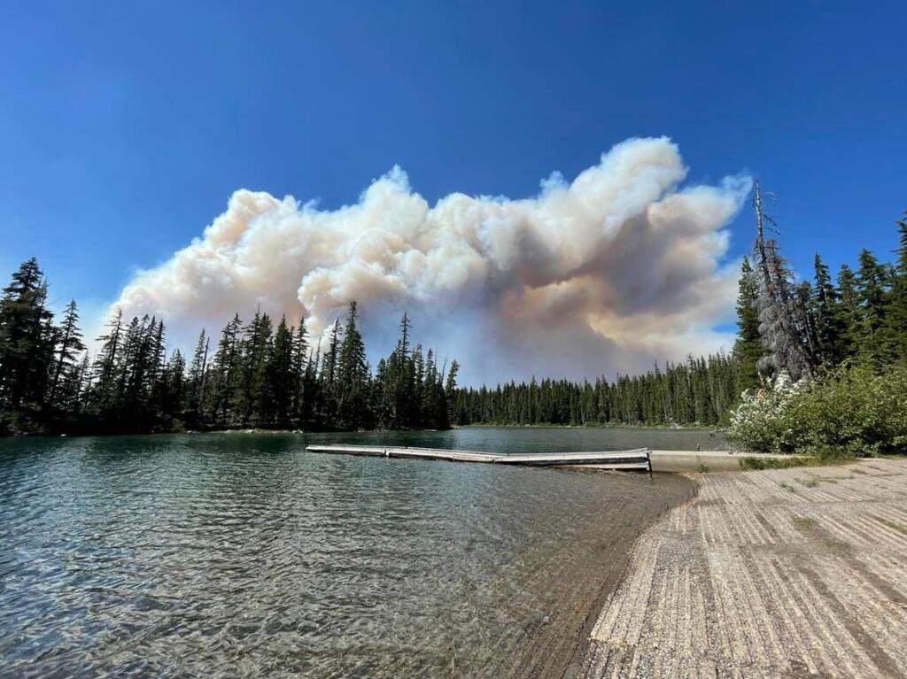 The Cedar Creek Fire burns near Waldo Lake in Oregon.  (U.S.