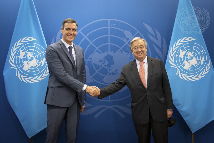 United Nations Secretary-General Ant?nio Guterres, right, poses for a photo with Spain's Prime Minister Pedro S?nchez, Monday, Sept. 19, 2022, at U.N. headquarters.