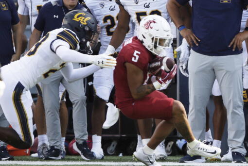 Washington State wide receiver Lincoln Victor, right, catches a pass while defended by California cornerback Jeremiah Earby during the first half of an NCAA college football game, Saturday, Oct. 1, 2022, in Pullman, Wash.