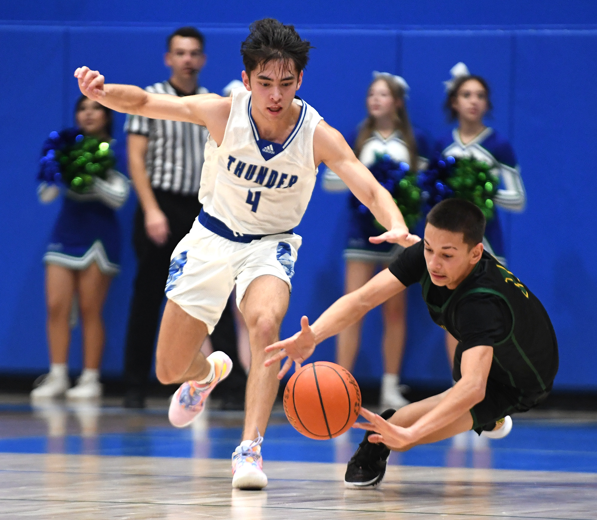 Mountain View senior Noah Morishige, left, and Evergreen freshman Dez Daniel chase after a ball Tuesday, Nov. 29, 2022, during the Thunder’s 74-60 win against Evergreen at Mountain View High School.