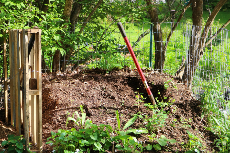 Fall is a great time to establish a compost pile, and it's not hard to get off to a good start.