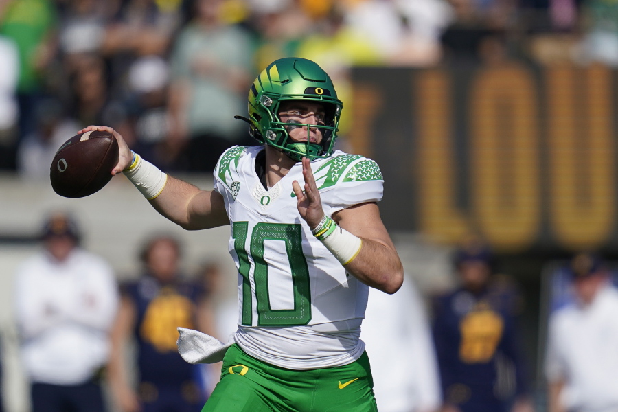 Oregon quarterback Bo Nix throws a pass against California during the first half of an NCAA college football game in Berkeley, Calif., Saturday, Oct. 29, 2022. (AP Photo/Godofredo A.