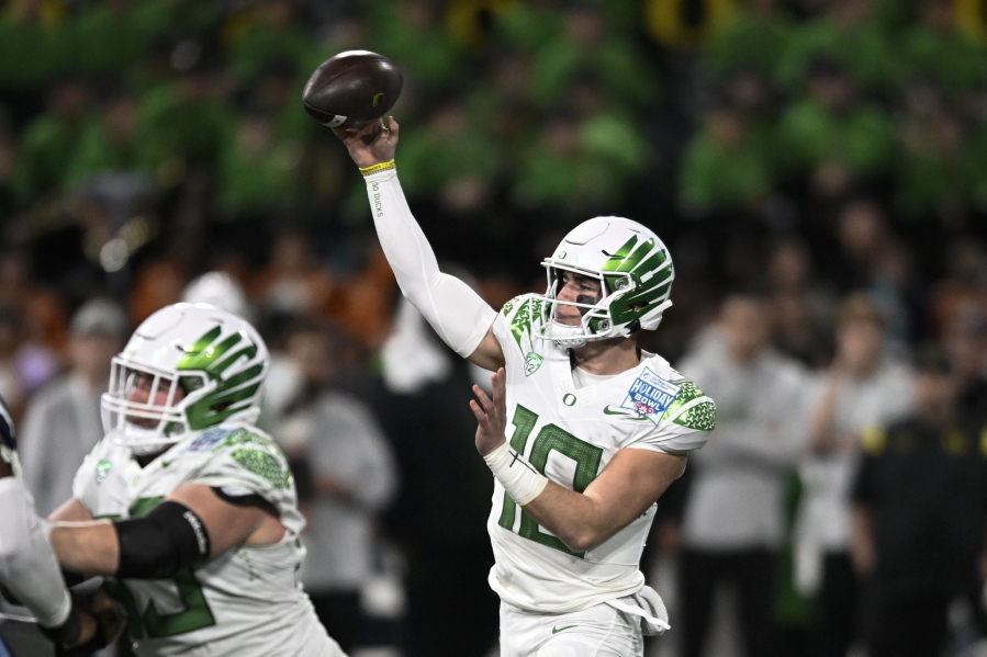Oregon quarterback Bo Nix (10) passes during the first half of the Holiday Bowl NCAA college football game against North Carolina Wednesday, Dec. 28, 2022, in San Diego.