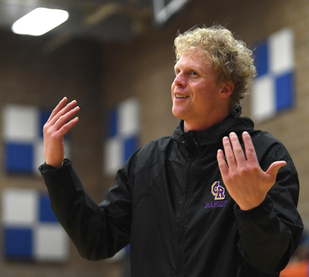 Columbia River head coach Jesse Norris talks to an official Tuesday, Jan. 10, 2023, during the Rapids’ 41-39 win against Ridgefield at Ridgefield High School.