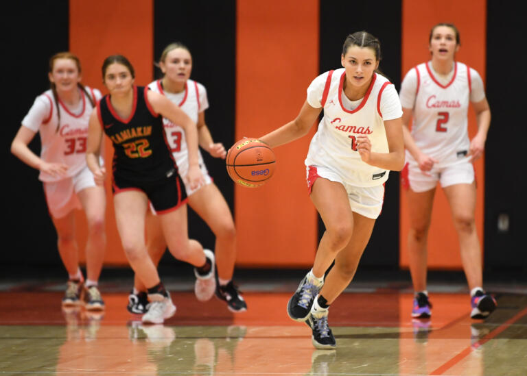 Camas junior Reagan Jamison, second from right, dribbles down the court after a late steal Friday, Feb. 24, 2023, during the Papermakers’ 52-48 win against Kamiakin at Battle Ground High School.
