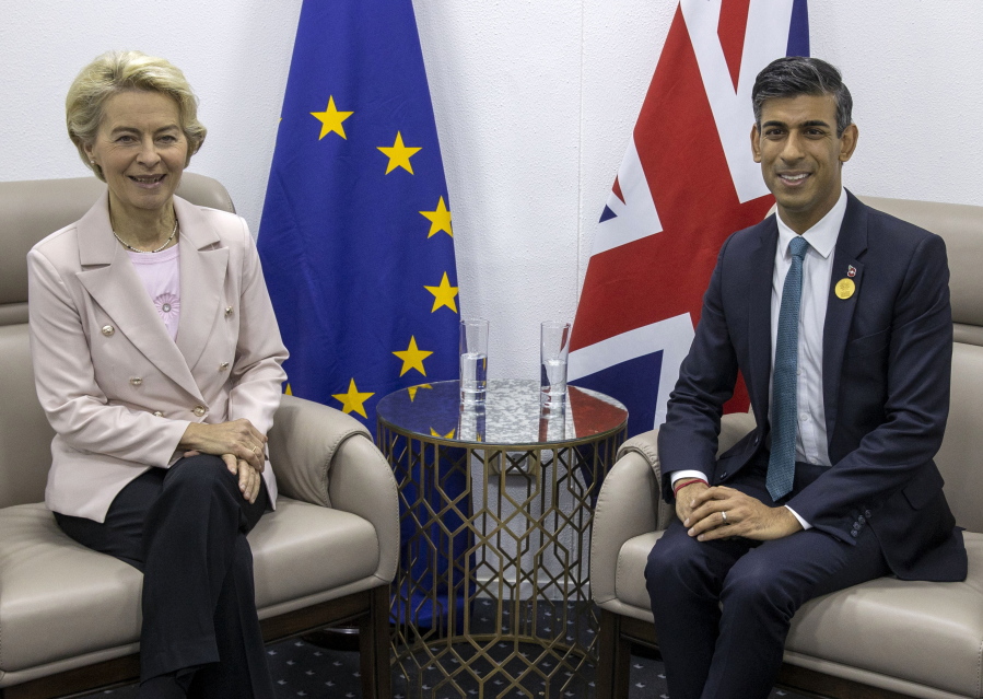 FILE - European Commission President Ursula von der Leyen, left, and British Prime Minister Rishi Sunak meet during the COP27 climate summit in Sharm el-Sheikh, Egypt, Nov. 7, 2022. British Prime Minister Rishi Sunak and European Union leader Ursula von der Leyen are due to meet, the two sides said Sunday Feb. 26, 2023, with expectations high they will seal a deal to resolve a thorny post-Brexit trade dispute.