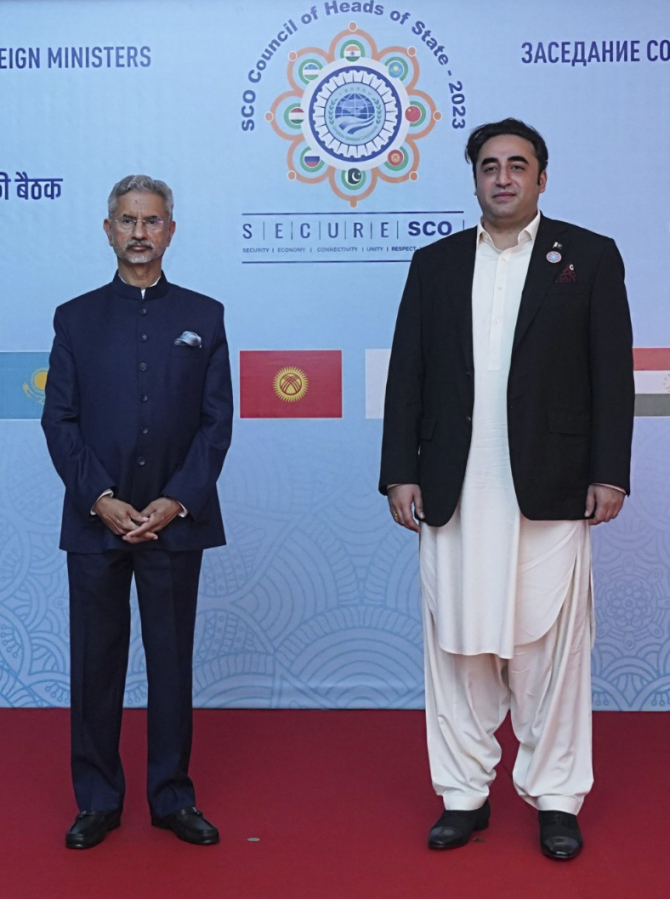 This photo released by Indian Foreign Ministry, shows Indian foreign minister S. Jaishankar, left, with his Pakistani counterpart Bilawal Bhutto Zardari pose for a photograph prior to the Shanghai Cooperation Organization (SCO) council of foreign ministers' meeting, in Goa, India, Friday, May 5, 2023.