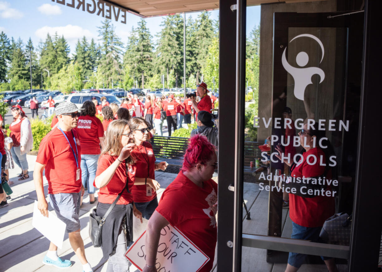 Evergreen Public Schools teachers rally amid contract negotiations