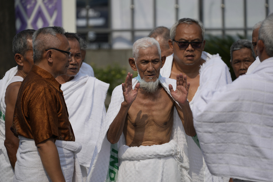 Husin bin Nisan, center, prays during a hajj rehearsal in Tangerang, Indonesia, Monday, May 15, 2023. After spending more than three decades picking tips from motorists, the 85-year-old volunteer traffic attendant is finally realizing his dream to go to the Islamic holy cities of Mecca and Medina for hajj pilgrimage.