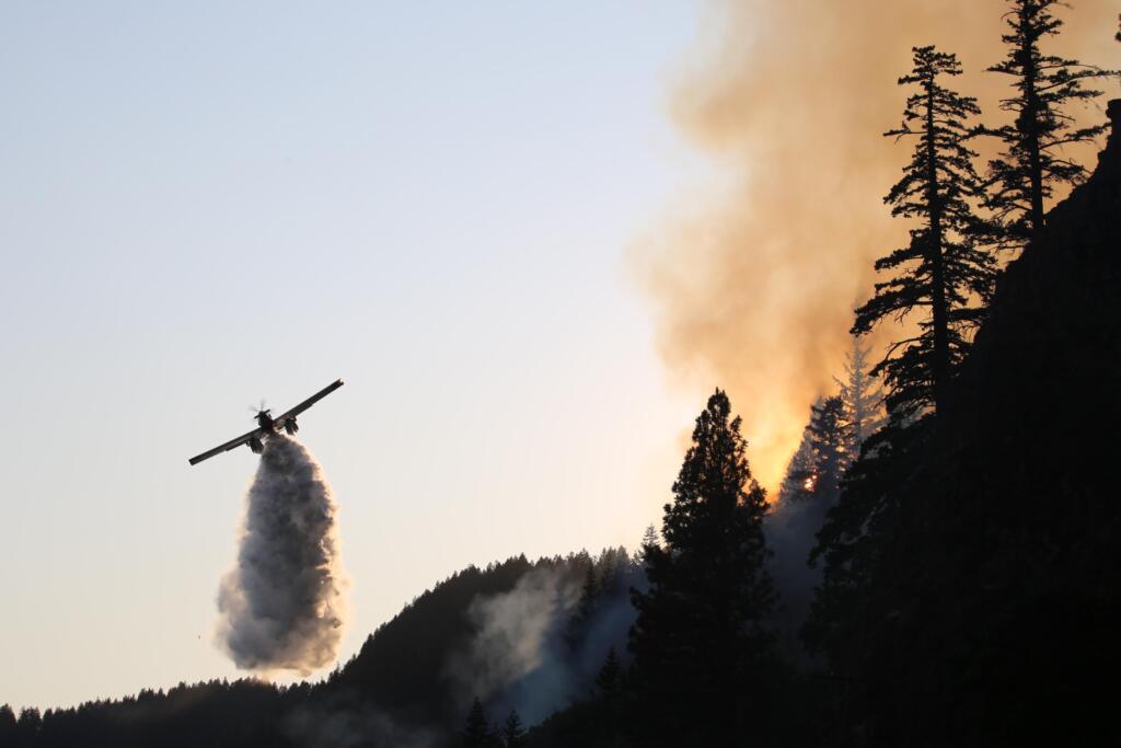 Aircraft flying on the Tunnel Five Fire (Washington Department of Natural Resources)