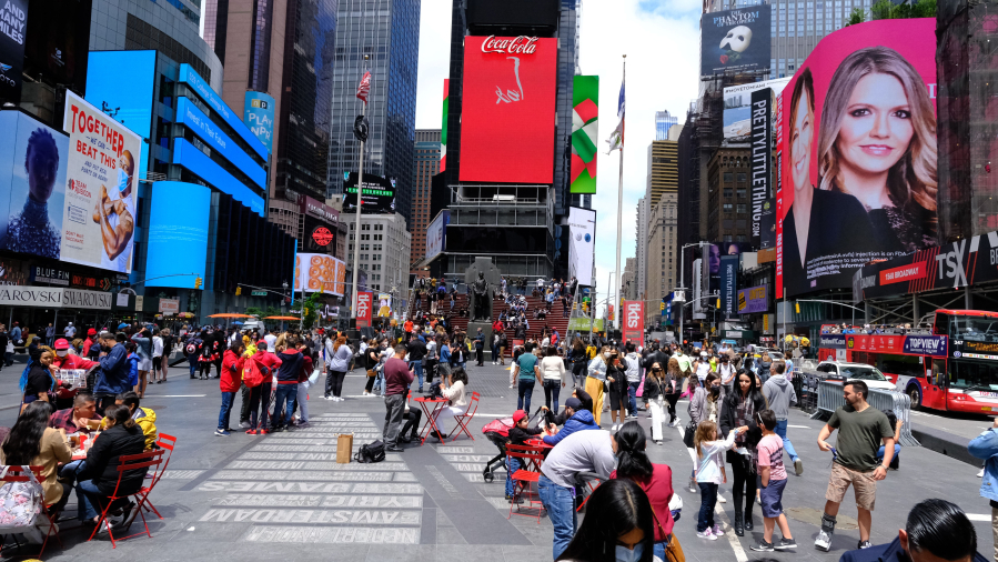 Tourists and New Yorkers gather on Times Square in New York City. (Luiz C.