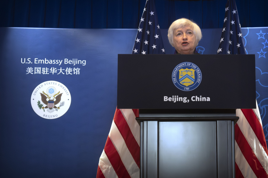 وزيرة الخزانة جانيت يلين تتحدث خلال مؤتمر صحفي في السفارة الأمريكية في بكين