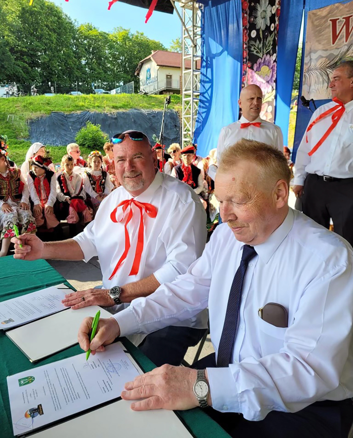 Washougal Mayor David Stuebe, left, and Boguslaw Krol, the mayor of Zielonki, Poland, sign a sister-city agreement during a community festival in Zielonki in June.