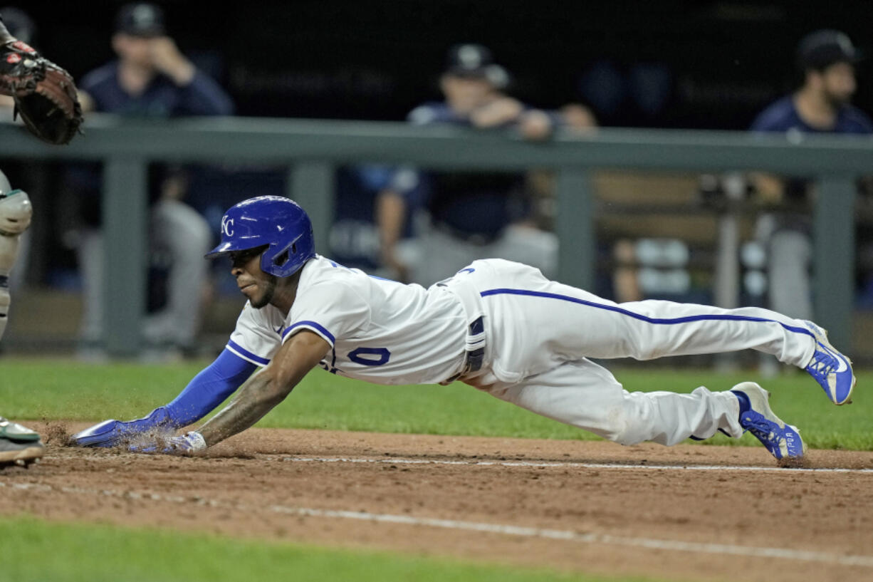 Blancos squeeze bunt gives Royals wild 7-6 win over Mariners