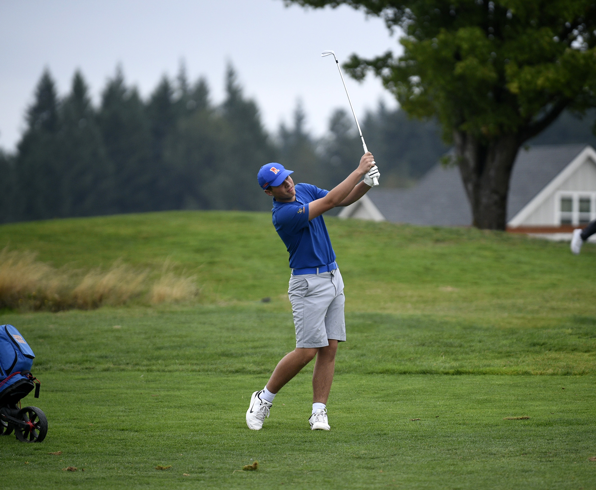 Ridgefield's Drew Krsul hits a shot from the fairway of the No. 5 hole at Tri-Mountain Golf Course during a match against Union on Monday, Aug. 28, 2023. Krsul was the medalist with a 45 as Ridgefield won 188-192.