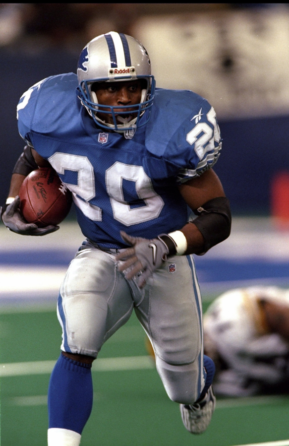 Detroit Lions running back Barry Sanders in action against the Pittsburgh Steelers at the Pontiac Silverdome on Nov. 26, 1998, in Pontiac, Mich.