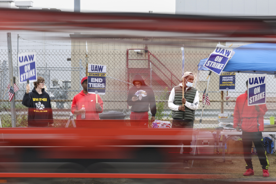 United Auto Workers union members strike for improved compensation outside of the Stellantis Toledo Assembly Complex on Thursday, Sept. 28, 2023 in Toledo, Ohio. (Phillip L.
