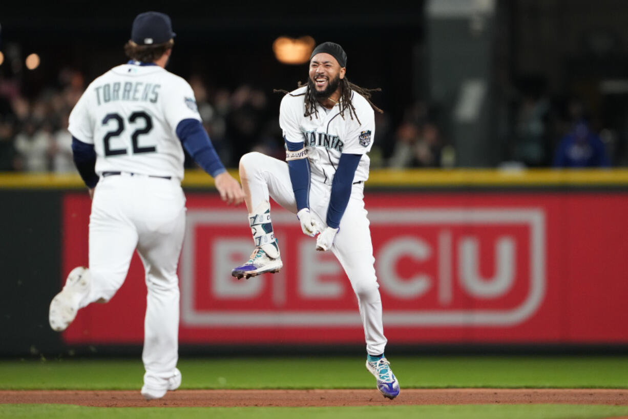 Mariners playoff hopes end with 6-1 loss to Texas, Houston win