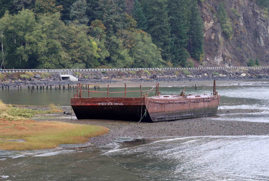 This 100-foot barge was first reported as an abandoned vessel to the Washington State Department of Natural Resources back in 2013. It remains grounded near the USS Plainview on the Columbia River shore.