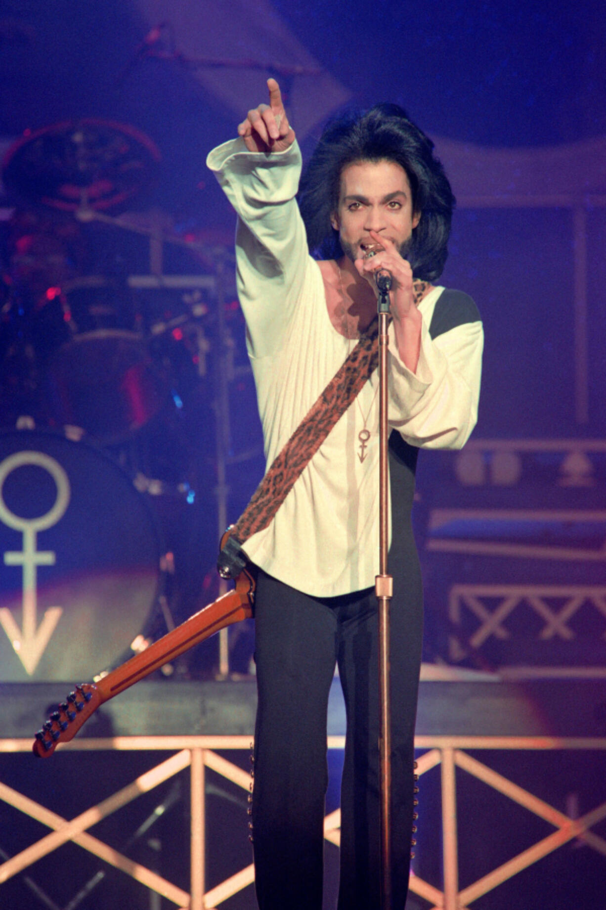 Prince performs during his concert at the Parc des Princes stadium in Paris on June 16, 1990.