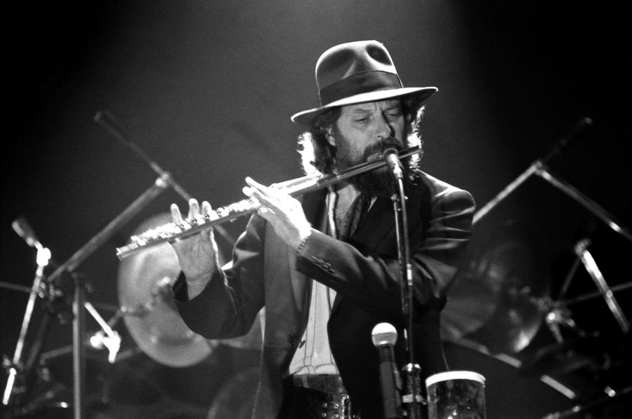 Jethro Tull&rsquo;s Ian Anderson plays the flute during a concert in Munich, West Germany, in 1989.